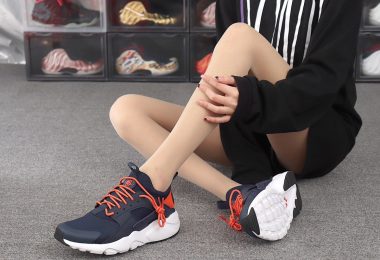 耐克华莱士, Nike Air Huarache, Nike Air, NIKE, Huarache - Nike Air Huarache宝蓝白橙 华莱士4代网面 模特上脚图