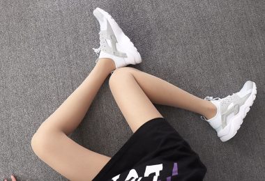 Nike Air Huarache 847567-100 白闪钻 华莱士4代网面 模特上脚图