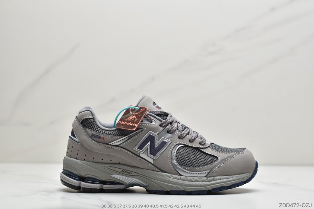 新百伦New Balance WL2002系列 鞋底真硅胶材质必备的时髦单品之一，最新出的2002R系列，这款延续了经典科技