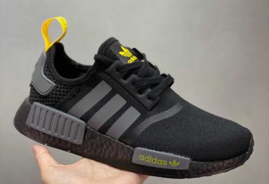 阿迪达斯Adidas NMD_R1，经典系列 弹力针织鞋面 原装高弹BOOST颗粒大底 缓震性能卓越