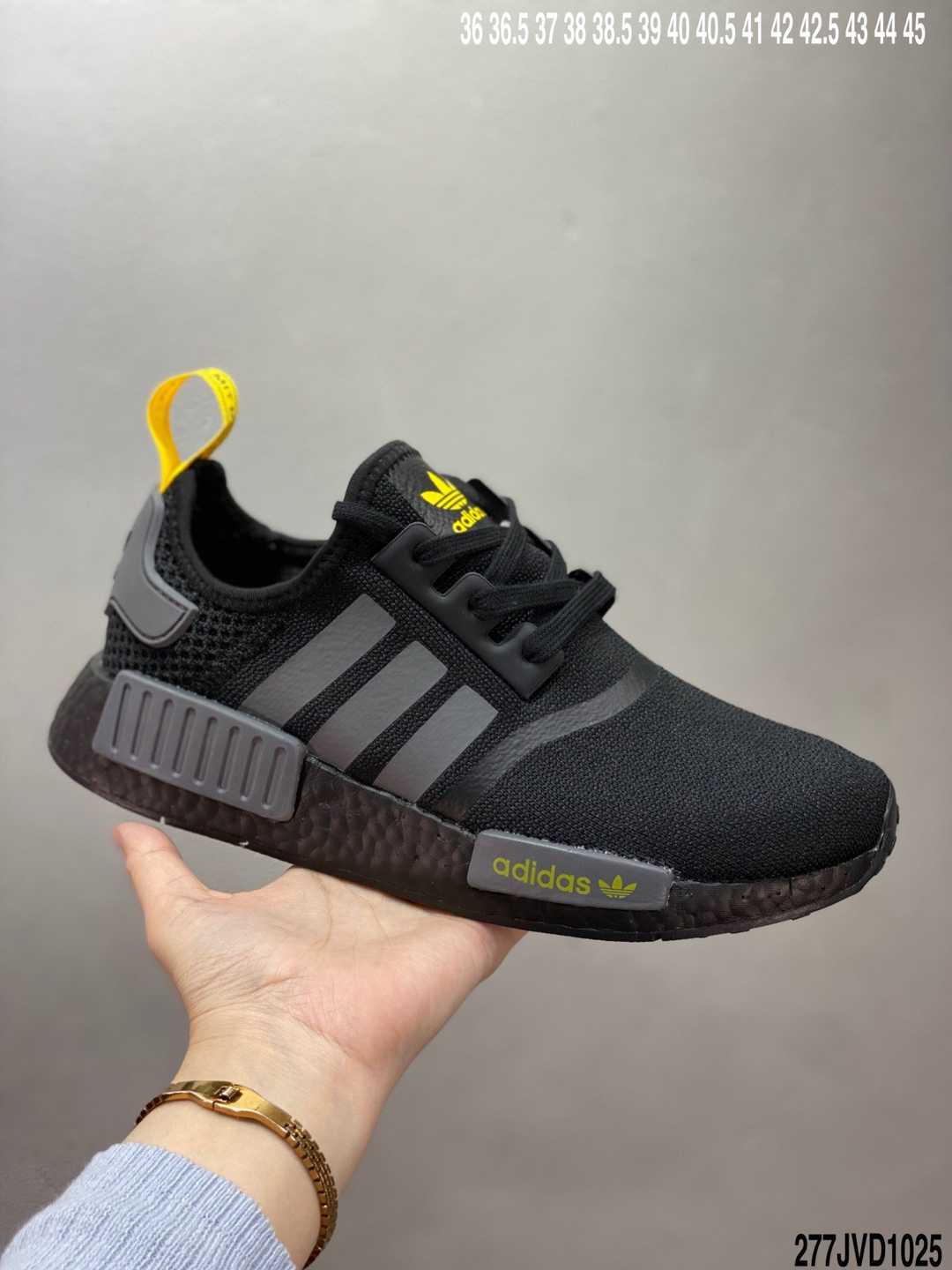 阿迪达斯Adidas NMD_R1，经典系列 弹力针织鞋面 原装高弹BOOST颗粒大底 缓震性能卓越