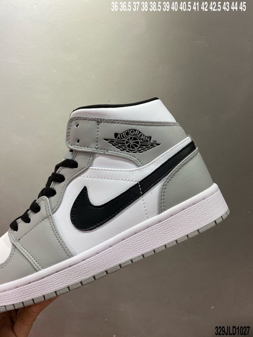 Jordan, Aj1, Air Jordan 1 Mid, Air Jordan 1, Air Jordan - AJ1 Air Jordan 1 MiD 价格定位良心，平台专用代工流水线出品 一眼公司既视感