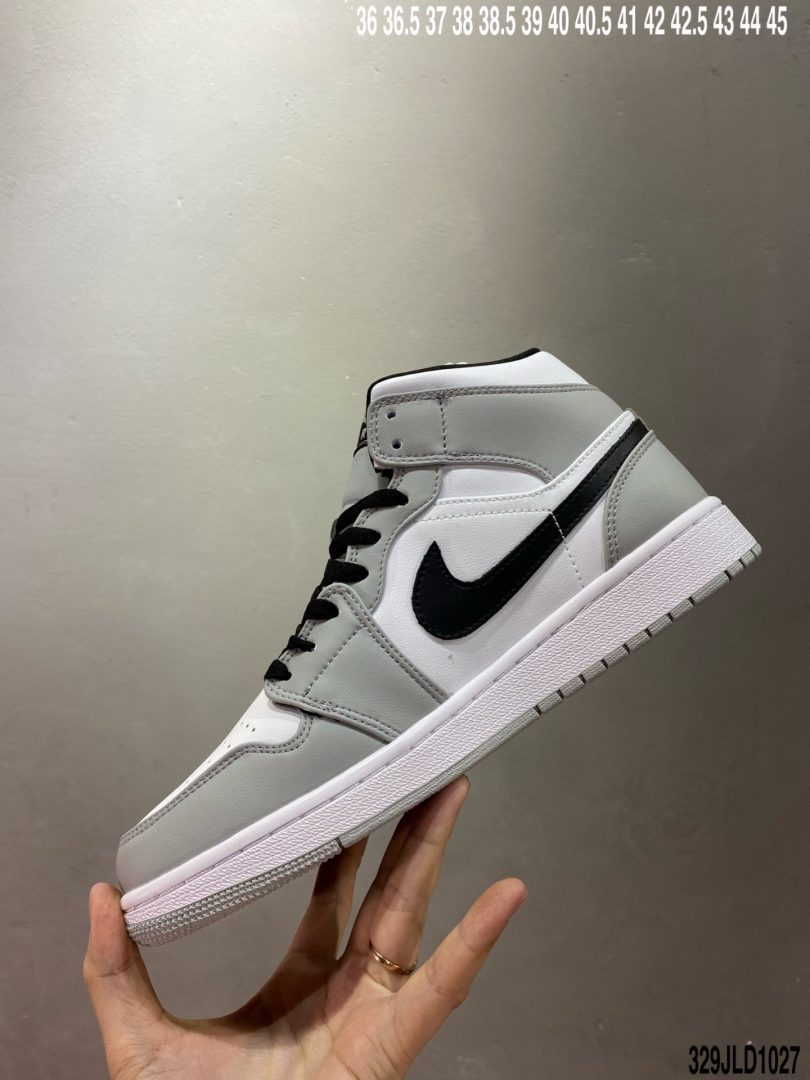 Jordan, Aj1, Air Jordan 1 Mid, Air Jordan 1, Air Jordan - AJ1 Air Jordan 1 MiD 价格定位良心，平台专用代工流水线出品 一眼公司既视感