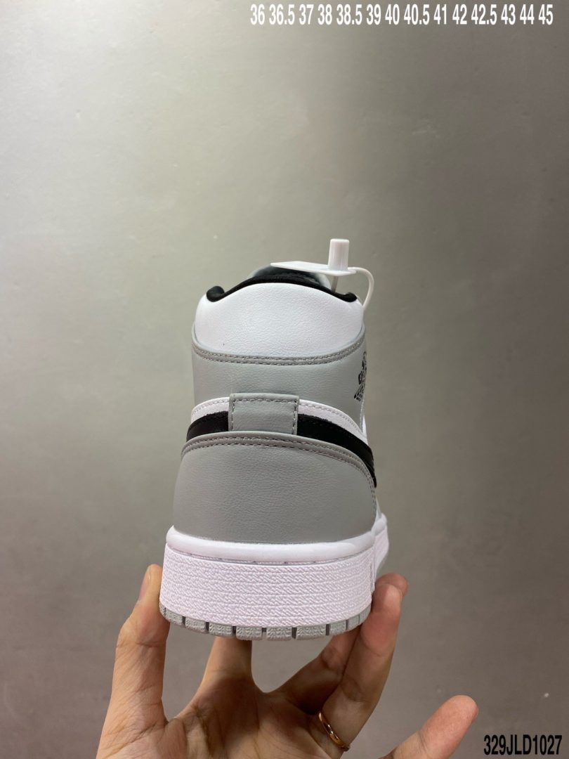 Jordan, Aj1, Air Jordan 1 Mid, Air Jordan 1, Air Jordan - AJ1 Air Jordan 1 MiD 价格定位良心，平台专用代工流水线出品 一眼公司既视感