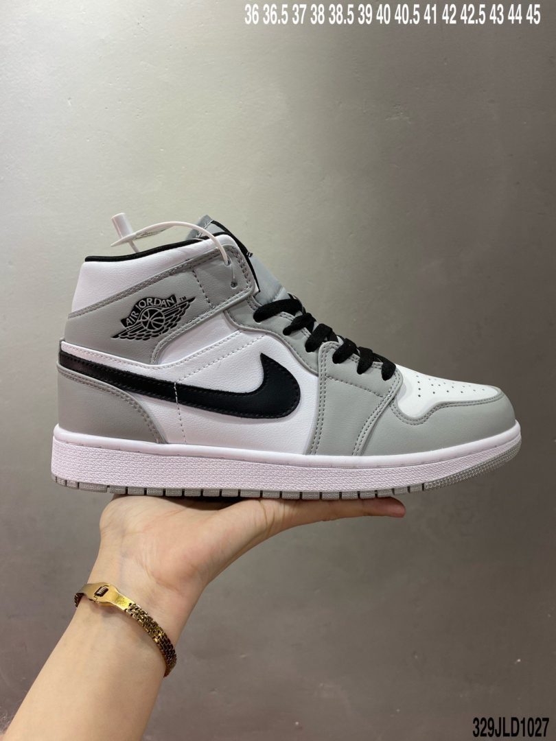 Jordan, Aj1, Air Jordan 1 Mid, Air Jordan 1, Air Jordan - AJ1 Air Jordan 1 MiD 价格定位良心，平台专用代工流水线出品 一眼公司既视感