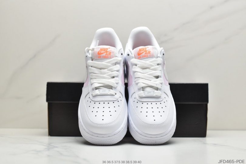 镭射, Nike Air Force 1, Nike Air, NIKE, FORCE 1, Air Force 1 - Nike Air Force 1'07 Low 粉镭射 主要配色为粉色 粉白色 鞋面搭配 粉镭射整体看上去粉粉的