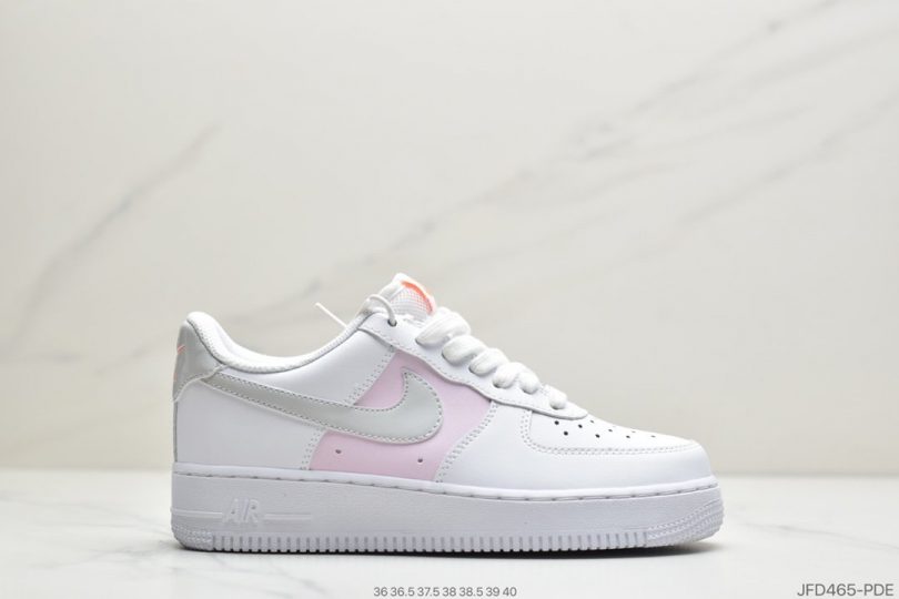 镭射, Nike Air Force 1, Nike Air, NIKE, FORCE 1, Air Force 1 - Nike Air Force 1'07 Low 粉镭射 主要配色为粉色 粉白色 鞋面搭配 粉镭射整体看上去粉粉的