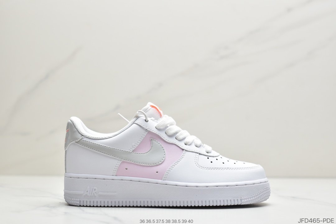 Nike Air Force 1’07 Low 粉镭射 主要配色为粉色 粉白色 鞋面搭配 粉镭射整体看上去粉粉的