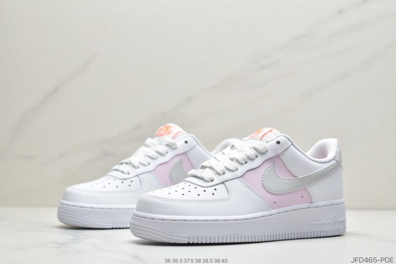 镭射, Nike Air Force 1, Nike Air, NIKE, FORCE 1, Air Force 1 - Nike Air Force 1'07 Low 粉镭射 主要配色为粉色 粉白色 鞋面搭配 粉镭射整体看上去粉粉的