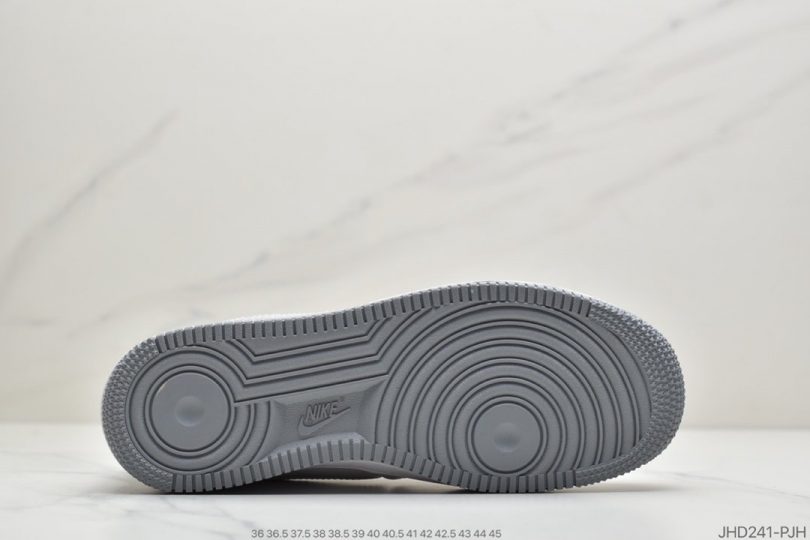 NIKE, labei maker, Air force1 LOW - 耐克NIKE 空军 Air force1 LOW “labei maker”白蓝配色，内置Solo蜂窝气垫、原厂后跟定型机械制作工艺