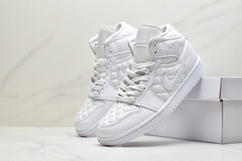 香奈儿, Jordan, Air Jordan 1 Mid, Air Jordan 1, Air Jordan - Air Jordan 1 Mid “Quilted White”雪❄️白香奈儿采用中帮版型篮球鞋