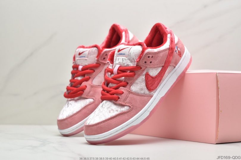 板鞋, 情人节, Swoosh, StrangeLove, SB Dunk Low, Nike SB Dunk Low, Nike SB, Dunk - StrangeLove x Nike SB Dunk Low"Valentine's Day"扣篮系列低帮经典百搭休闲运动板鞋“情人节白粉丝绒”