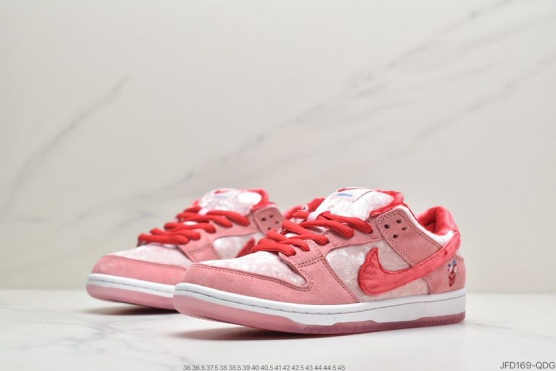 板鞋, 情人节, Swoosh, StrangeLove, SB Dunk Low, Nike SB Dunk Low, Nike SB, Dunk - StrangeLove x Nike SB Dunk Low"Valentine's Day"扣篮系列低帮经典百搭休闲运动板鞋“情人节白粉丝绒”