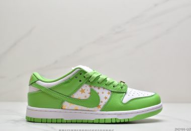 Supreme x Nike SB Dunk Low 此次联名系列共有蓝、绿、黑、棕4款配色，鳄鱼皮纹理点缀鞋身