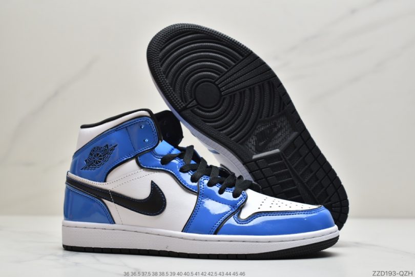 运动板鞋, 板鞋, 二次元, Jordan, Aj1, Air Jordan 1 Mid, Air Jordan 1, Air Jordan - 乔丹Air Jordan 1 Mid “Signal Blue” 二次元描边 白蓝小闪电 AJ1 乔1 中帮百搭休闲运动板鞋