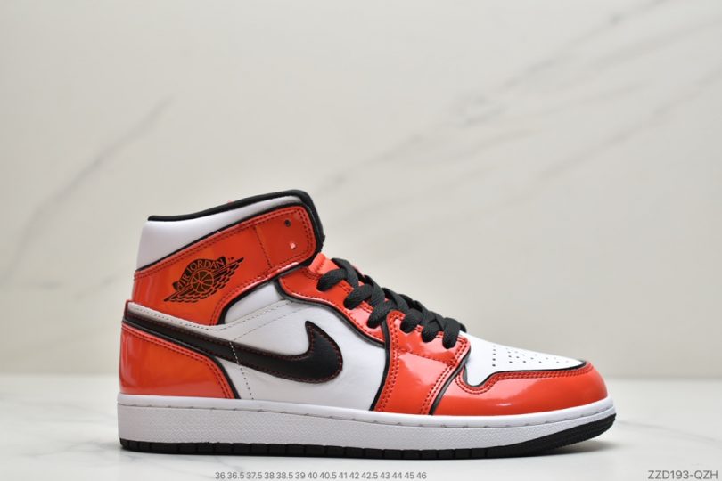 运动板鞋, 板鞋, 二次元, Jordan, Aj1, Air Jordan 1 Mid, Air Jordan 1, Air Jordan - 乔丹Air Jordan 1 Mid “Signal Blue” 二次元描边 白蓝小闪电 AJ1 乔1 中帮百搭休闲运动板鞋