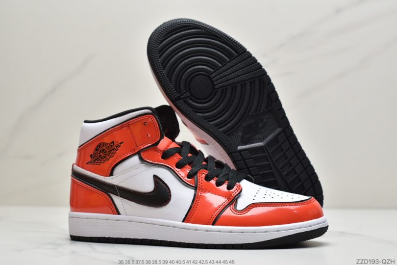 运动板鞋, 板鞋, 二次元, Jordan, Aj1, Air Jordan 1 Mid, Air Jordan 1, Air Jordan - 乔丹Air Jordan 1 Mid “Signal Blue” 二次元描边 白蓝小闪电 AJ1 乔1 中帮百搭休闲运动板鞋