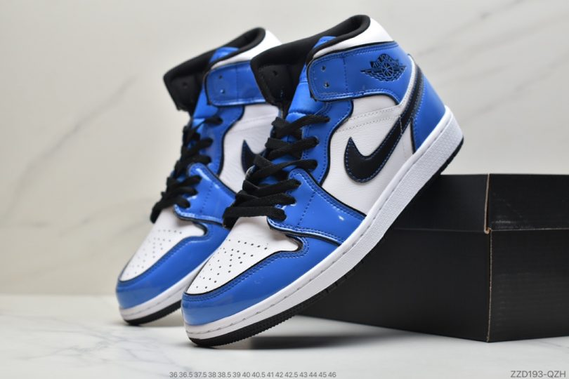 运动板鞋, 板鞋, 二次元, Jordan, Aj1, Air Jordan 1 Mid, Air Jordan 1, Air Jordan - 乔丹Air Jordan 1 Mid “Signal Blue” 二次元描边 白蓝小闪电 AJ1 乔1 中帮百搭休闲运动板鞋