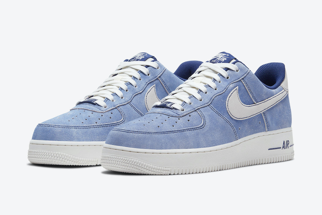 尘土飞扬的蓝色绒面革Nike Air Force 1 Low On The Way