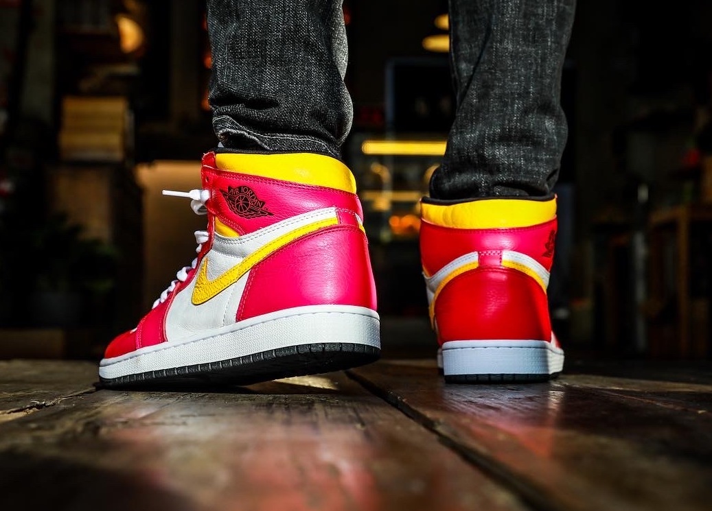 Air-Jordan-1-High-OG-Light-Fusion-Red-555088-603-Relase-Date-On-Feet-2