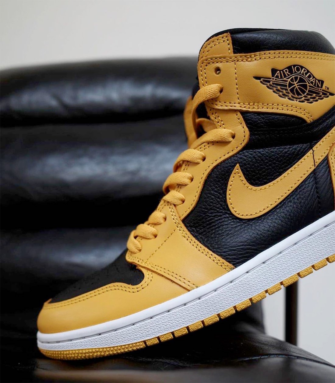 Air-Jordan-1-High-OG-Pollen-555088-701-Release-Date-3