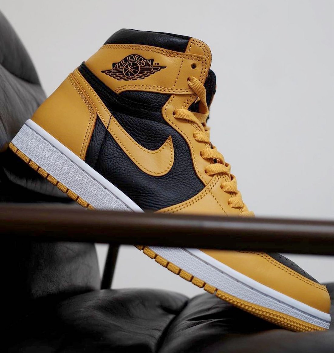 Air-Jordan-1-High-OG-Pollen-555088-701-Release-Date-8