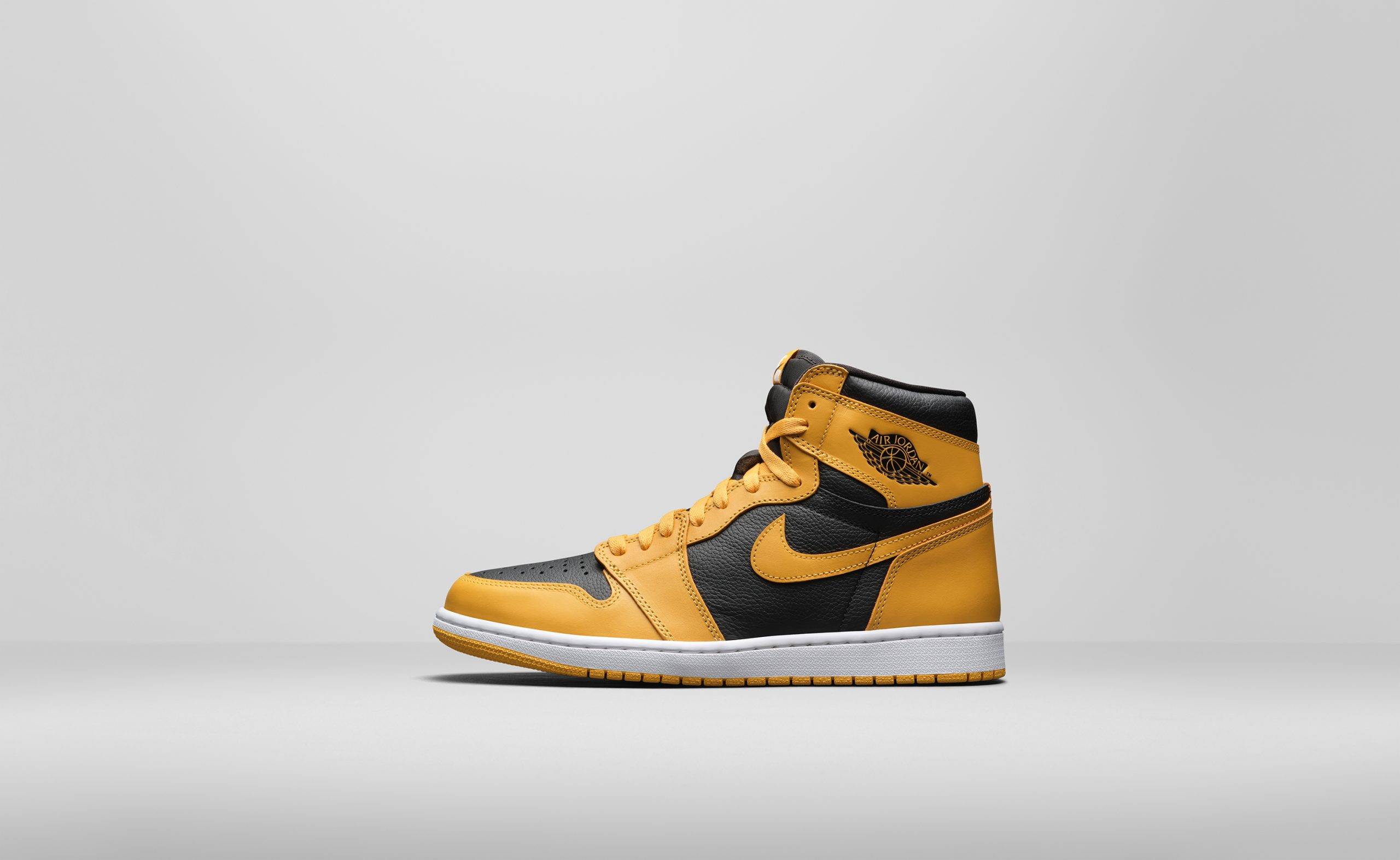 AJ_I_RETRO_HIGH_OG_555088-701_A1_Lateral_v02_HR_re_102599-scaled-1