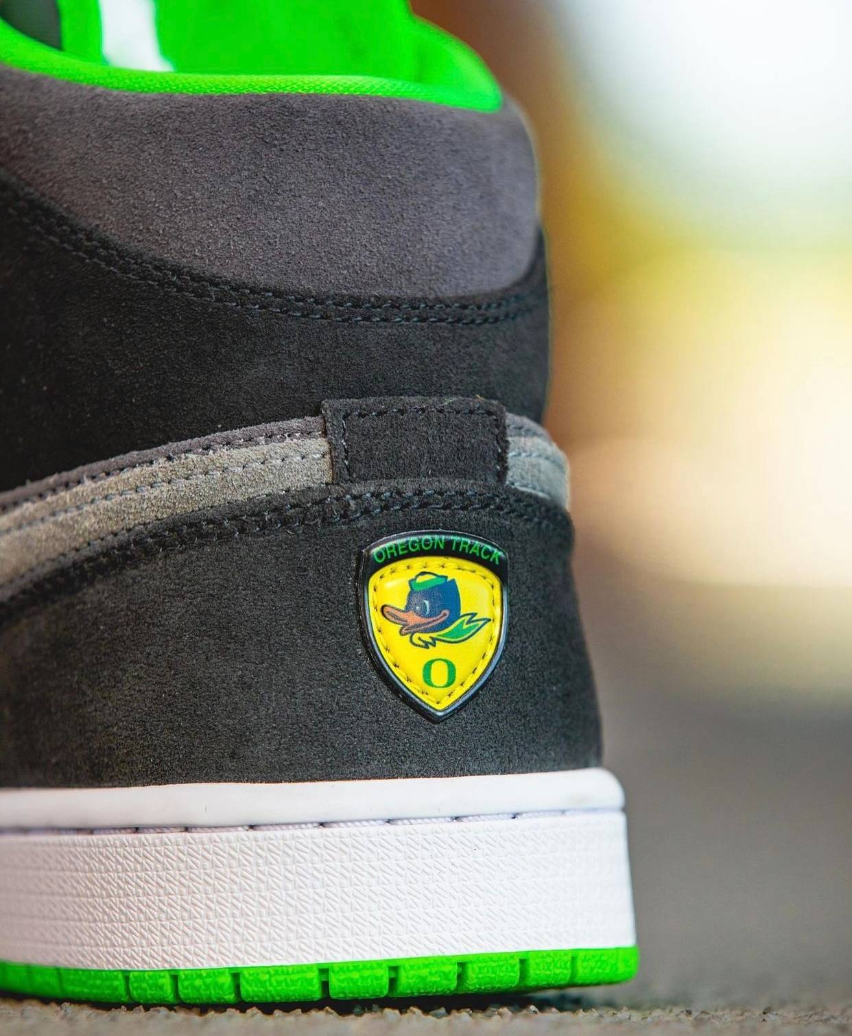 Air-Jordan-1-Mid-Oregon-Ducks-PE-3