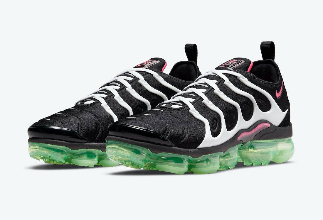 粉红色和绿色鞋底突出了这款 Nike Air VaporMax Plus