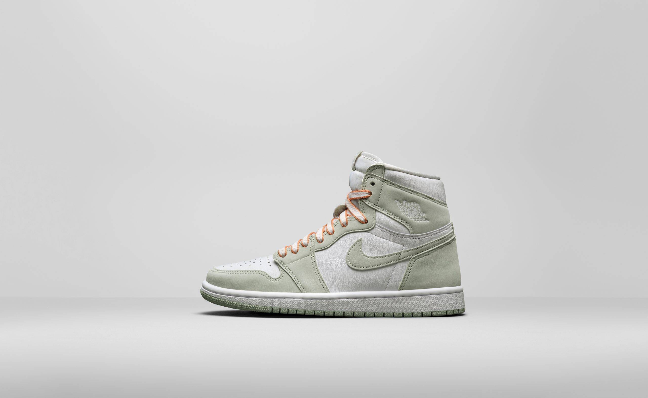 WMNS_AJ_I_RETRO_HIGH_OG_CD0461-002_A1_Lateral_v01_HR_re_102605-scaled-1