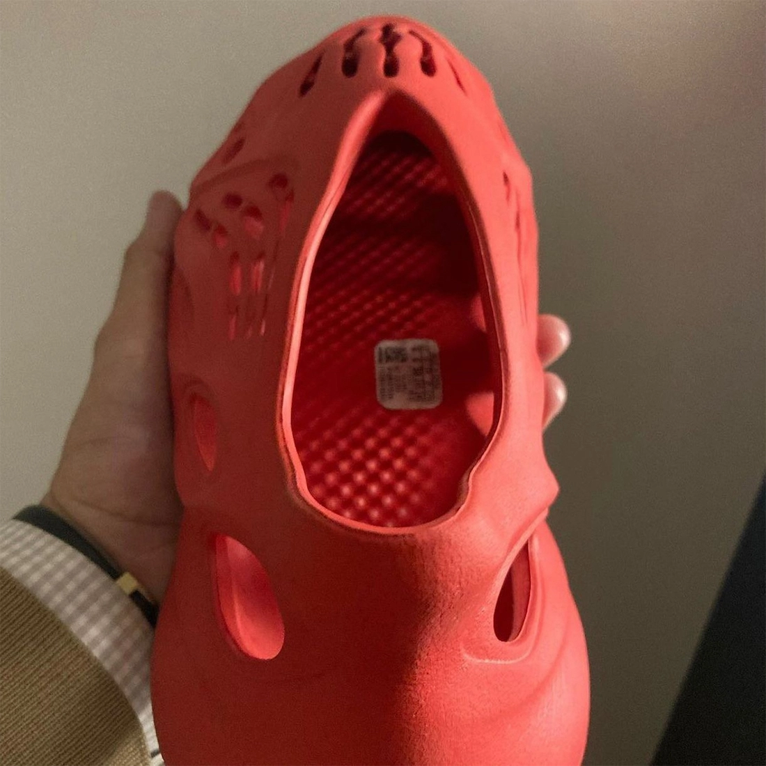 adidas Yeezy Foam Runner Vermillion Red 10 月发售日期