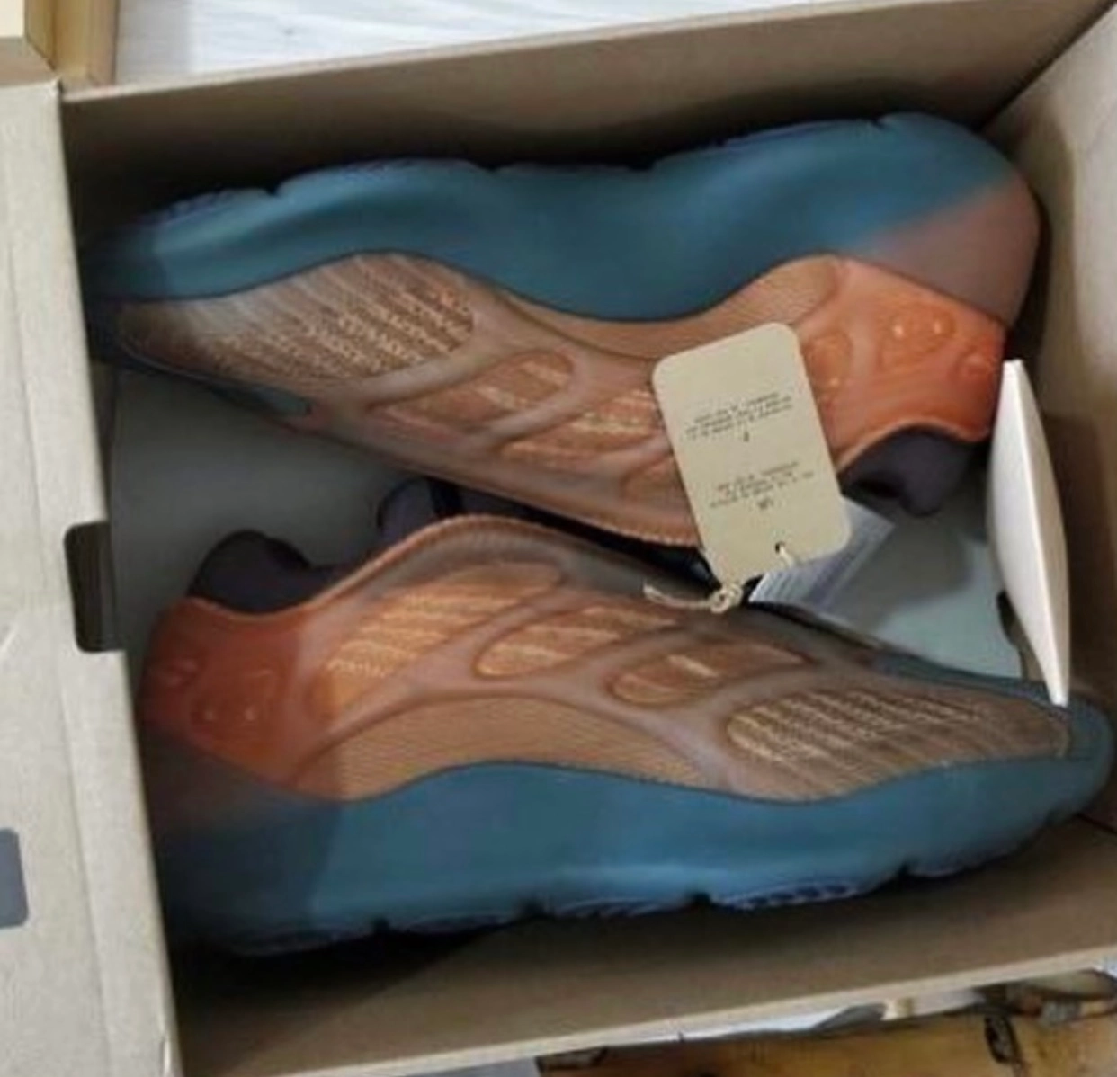 adidas Yeezy 700 V3 Copper Fade 发售日期