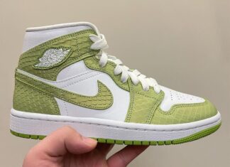 手持Air Jordan 1 Mid“绿蟒蛇”战靴