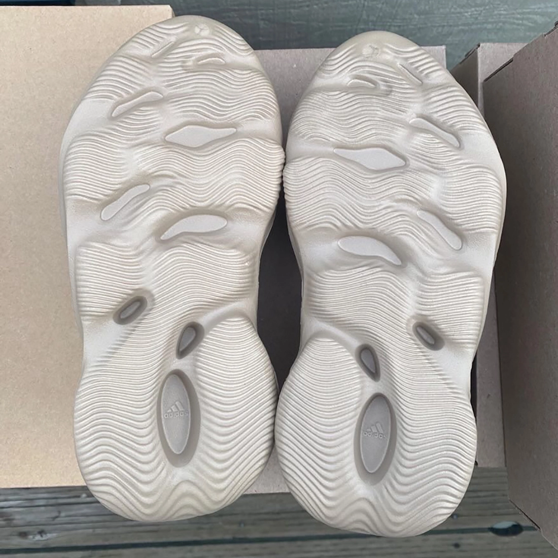 阿迪达斯Yeezy泡棉跑步者喷雾GV6774发布日期