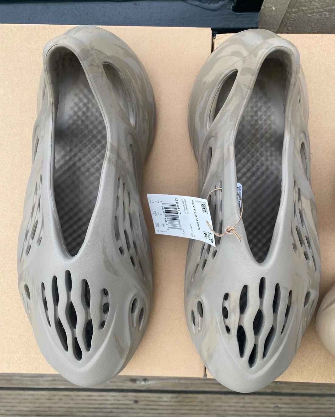 阿迪达斯Yeezy泡棉跑步鞋Stone Sage GX4472发布日期