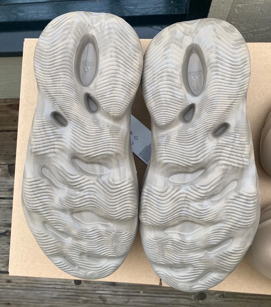 阿迪达斯Yeezy泡棉跑步鞋Stone Sage GX4472发布日期