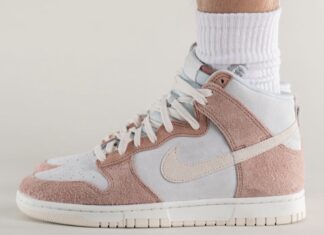 Nike Dunk High“化石玫瑰”的脚部照片