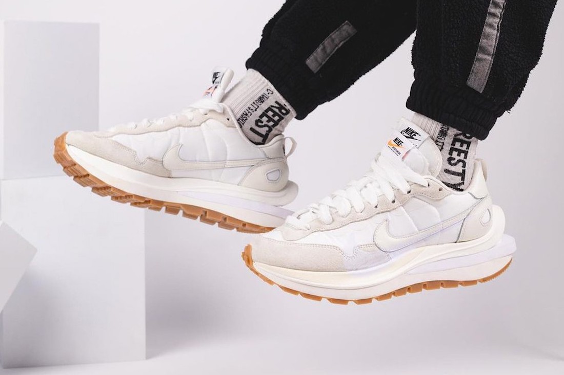 Sacai Nike VaporWaffle Sail DD1875-100足部发布日期