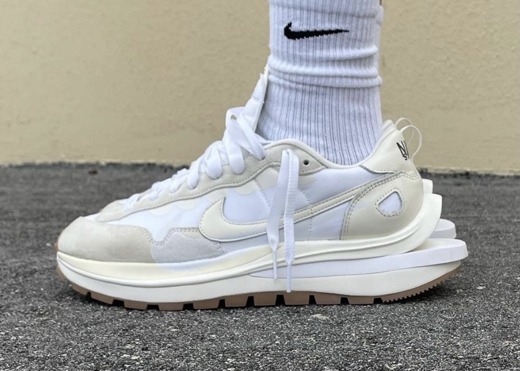 Sacai Nike VaporWaffle White Sail口香糖足部发布日期