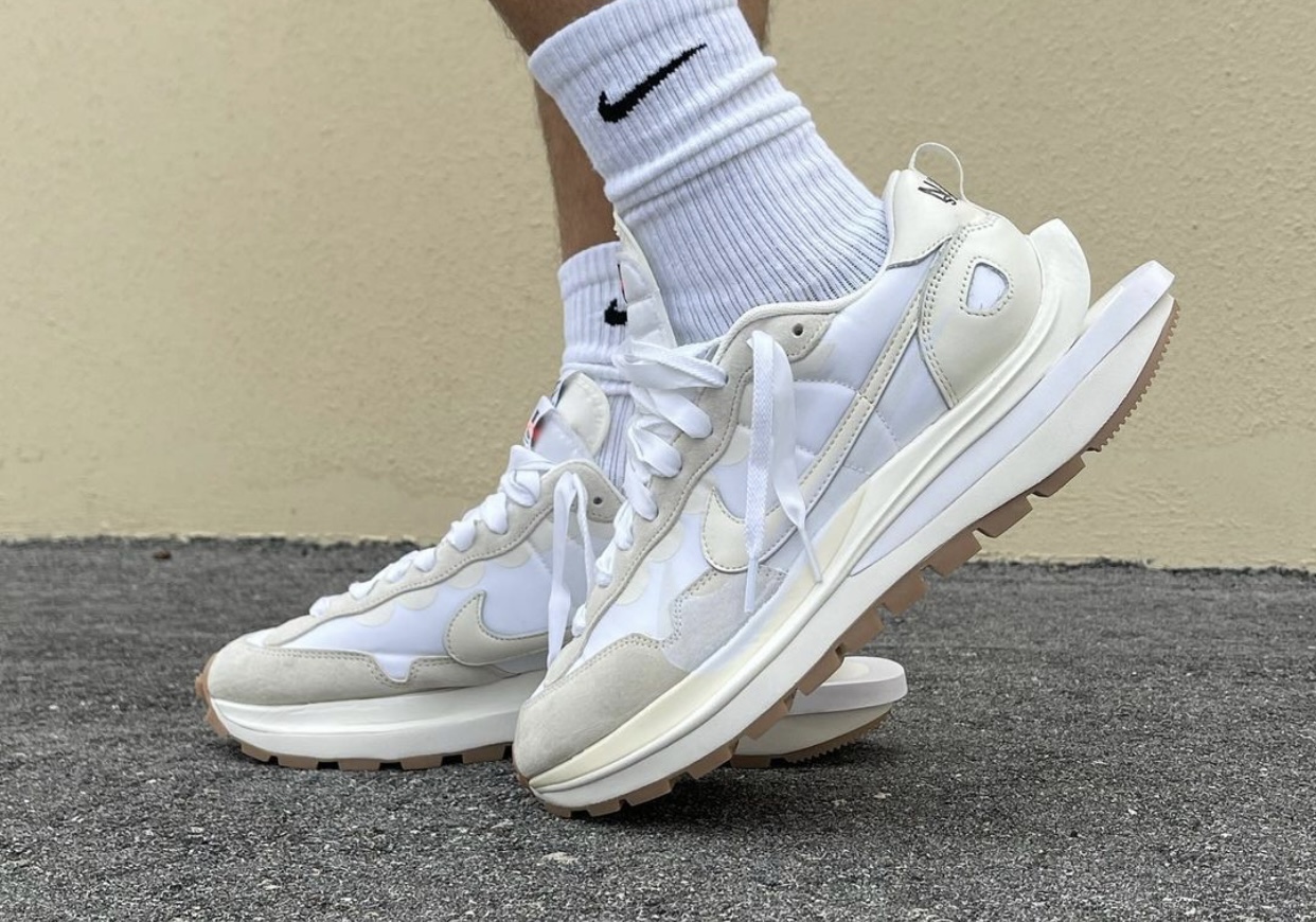 Sacai Nike VaporWaffle White Sail口香糖足部发布日期