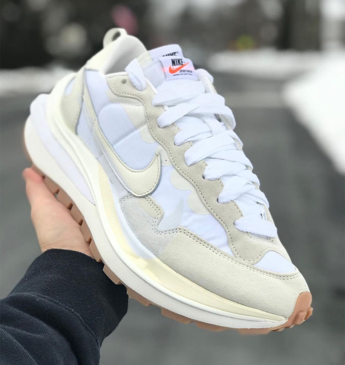 Sacai Nike VaporWaffle White Sail口香糖足部发布日期