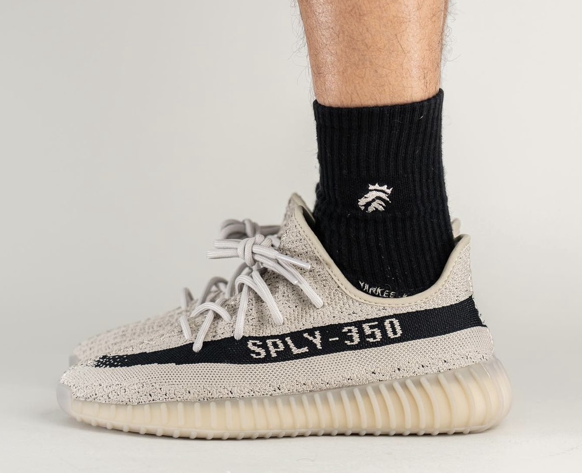 阿迪达斯Yeezy Boost 350 V2米色黑色HP7870发布日期