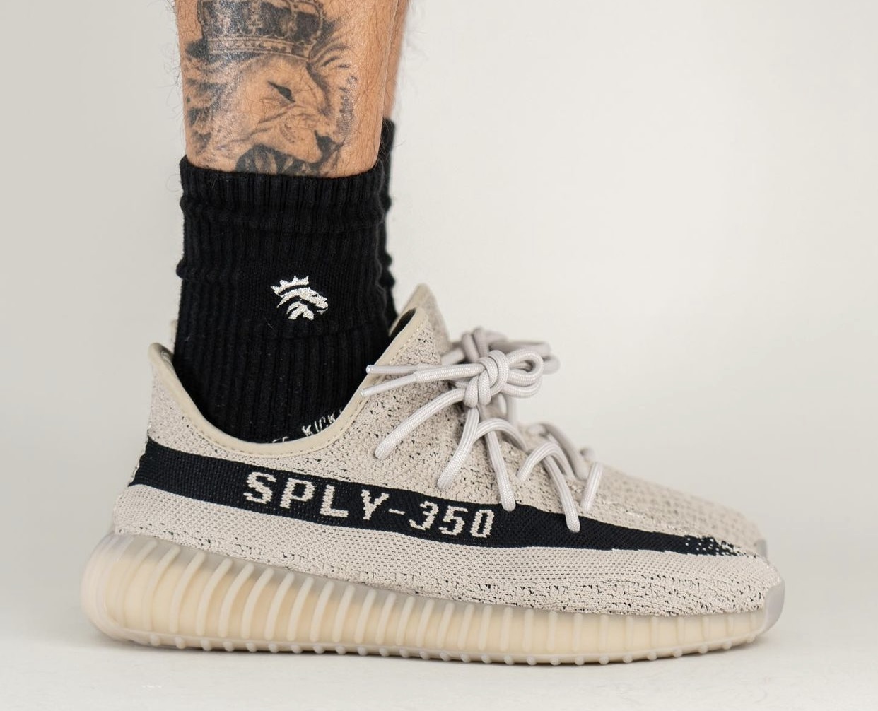 阿迪达斯Yeezy Boost 350 V2米色黑色HP7870发布日期