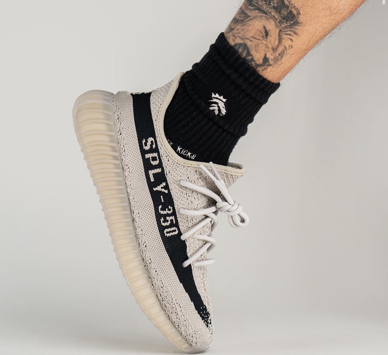 阿迪达斯Yeezy Boost 350 V2米色黑色HP7870发布日期