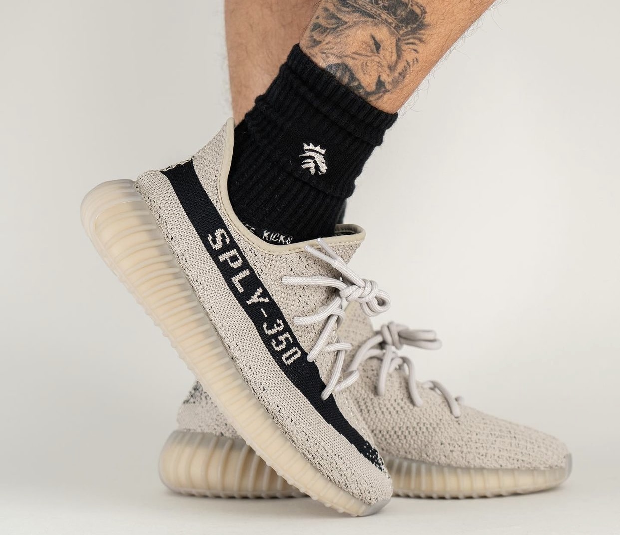 阿迪达斯Yeezy Boost 350 V2米色黑色HP7870发布日期