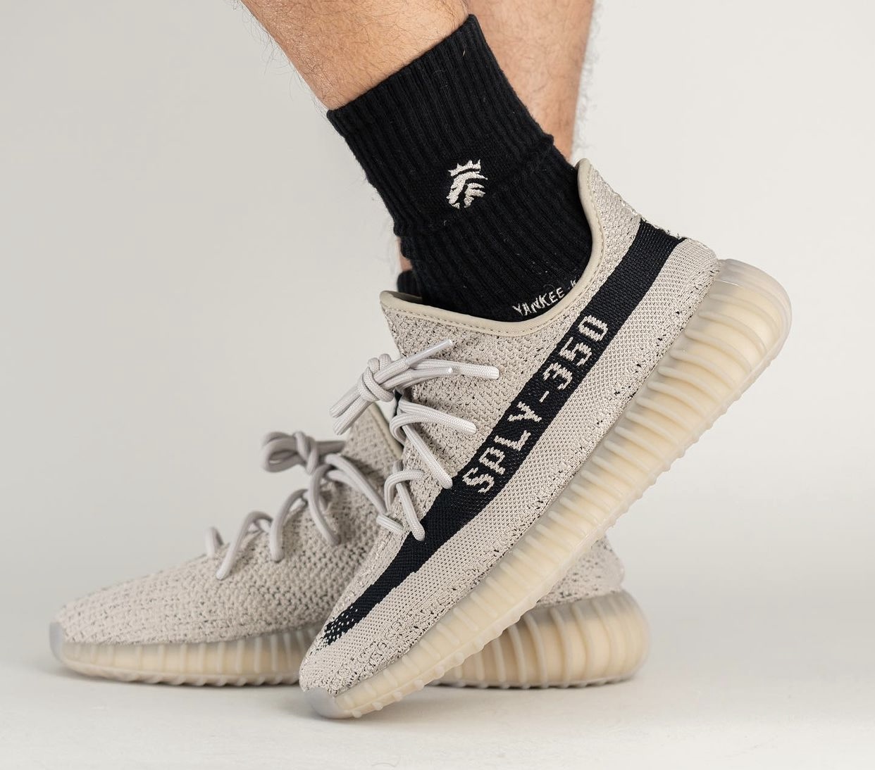 阿迪达斯Yeezy Boost 350 V2米色黑色HP7870发布日期