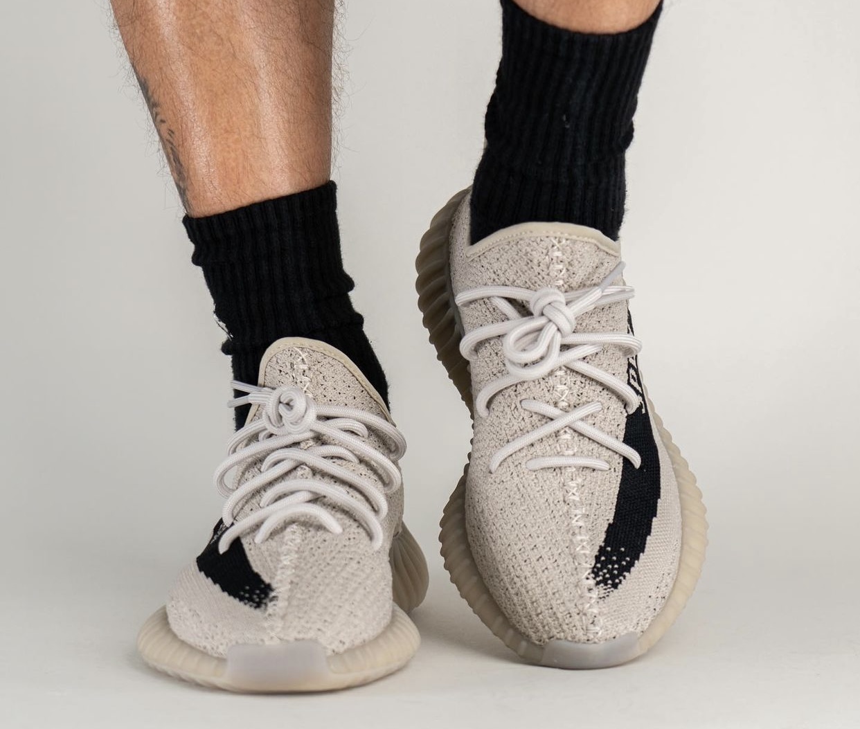 阿迪达斯Yeezy Boost 350 V2米色黑色HP7870发布日期