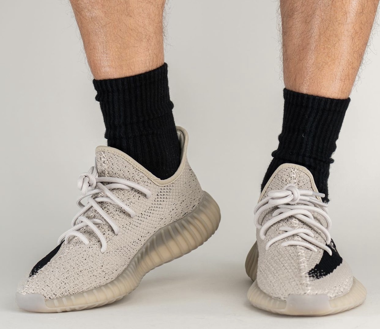 阿迪达斯Yeezy Boost 350 V2米色黑色HP7870发布日期