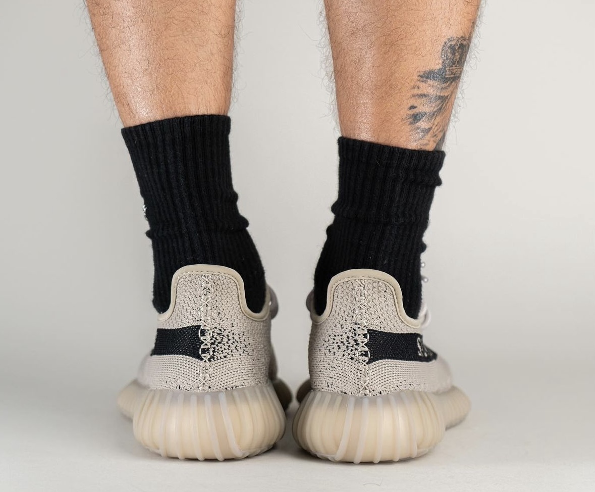 阿迪达斯Yeezy Boost 350 V2米色黑色HP7870发布日期