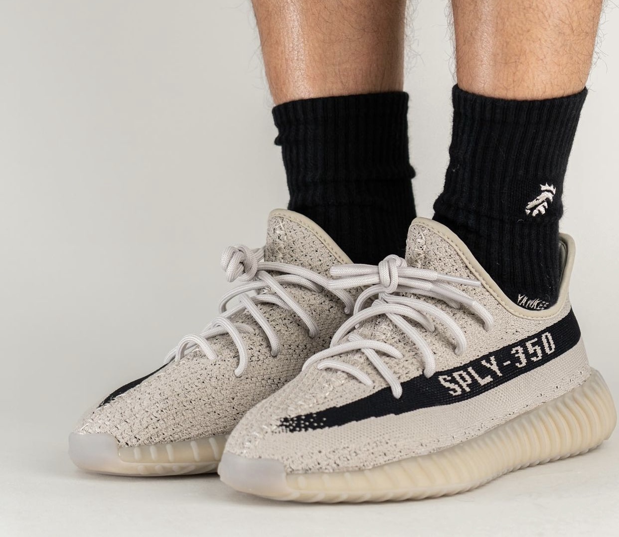 阿迪达斯Yeezy Boost 350 V2米色黑色HP7870发布日期